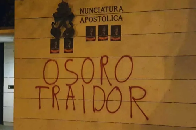 Atacan con pintadas iglesias en Madrid por próxima exhumación de restos de Franco