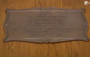 Placa colocada sobre el ataúd de Benedicto XVI. Crédito: Captura de video / EWTN. 
