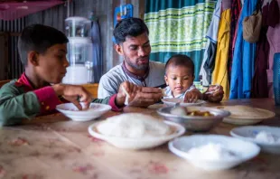Noornobi desayuna junto a sus sobrinos en Bangladesh. Crédito: Catholic Relief Services. 