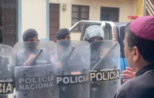 Mons. Rolando Álvarez cercado por policías de la dictadura de Daniel Ortega, a inicios de agosto, en la casa episcopal de Matagalpa. Crédito: Diócesis de Matagalpa 
