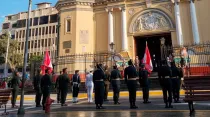 Algunos miembros de la policía ante la Catedral de Piura en la ceremonia de hoy. Crédito: ANDINA