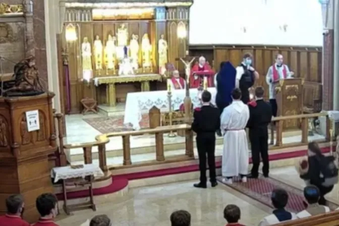 Policía inglesa irrumpió en templo católico en Viernes Santo