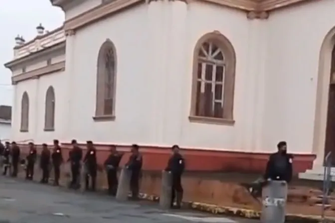 Policía de la dictadura asedia iglesia católica e impide procesión en Nicaragua
