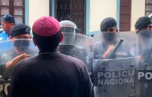 Mons. Rolando José Álvarez secuestrado por la policía del régimen de Daniel Ortega, agosto de 2022. Crédito: Diócesis de Matagalpa 