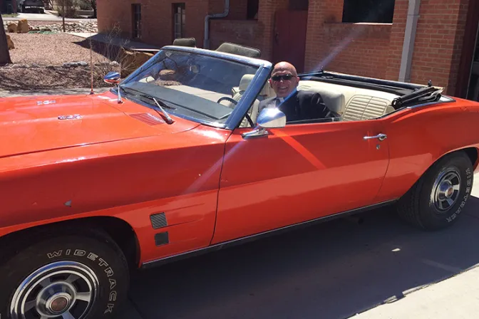 VIDEO: Sacerdote repara autos clásicos y usa dinero de la venta para ayudar a seminaristas