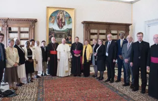 El Papa Francisco junto a los miembros de la Comisión Pontificia para la Protección de Menores. Foto: Vatican Media 