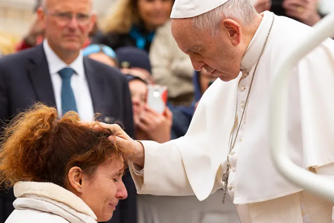 La mujer siempre apuesta a salvar la vida, afirma el Papa Francisco