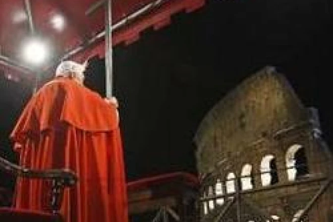 El Papa en el Via Crucis: Jesús nos ayuda a vencer el mal con el bien