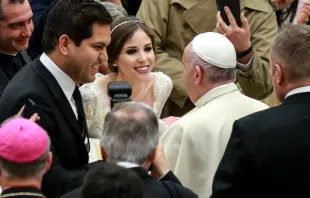 El Papa Francisco saluda a esposos/Imagen referencial. Crédito: ACI Prensa 