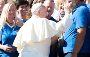 El Papa saluda a los fieles en la Plaza de San Pedro. Foto: Daniel Ibáñez / ACI Prensa 
