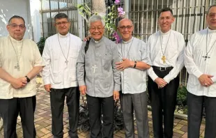 Cardenal Lazzaro You Heung-sik (tercero de la izquierda) con algunos obispos de Ecuador. Crédito: Arquidiócesis de Quito 