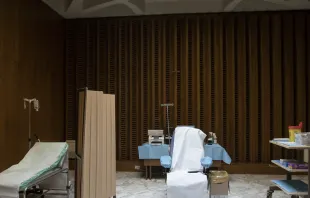 Preparativos para la vacunación en el atrio del Aula Pablo VI. Foto: Vatican Media 