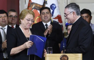 La presidenta de Chile, Michelle Bachelet, y el Obispo de Temuco, Mons. He?ctor Vargas / Foto: Prensa Presidencia de la Repu?blica 