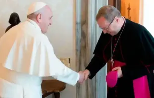 Mons. Georg Bätzing saluda en el Vaticano al Papa Francisco. Crédito: Vatican Media 