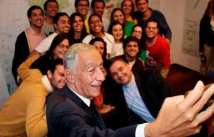Marcelo Rebelo de Sousa se toma un selfie con voluntarios de la JMJ Lisboa 2023. Crédito: JMJ Lisboa 2023 