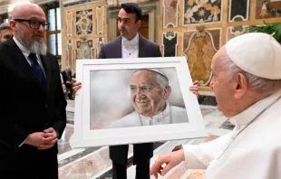 Miembros de “Pro Petri Sede” regalan un retrato al Papa Francisco. Crédito: Vatican Media  
