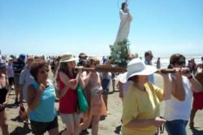 Turistas son animados a participar en procesión mariana junto al mar en Argentina