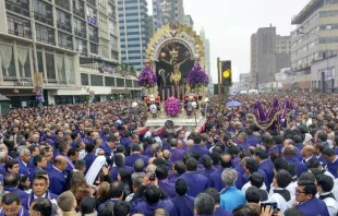 Imagen referencial / Multitudinaria procesión del Señor de los Milagros en Lima, Perú. Crédito: David Ramos / ACI Prensa. 