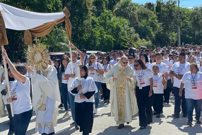 Con gran procesión eucarística, católicos hispanos celebran encuentro en EEUU