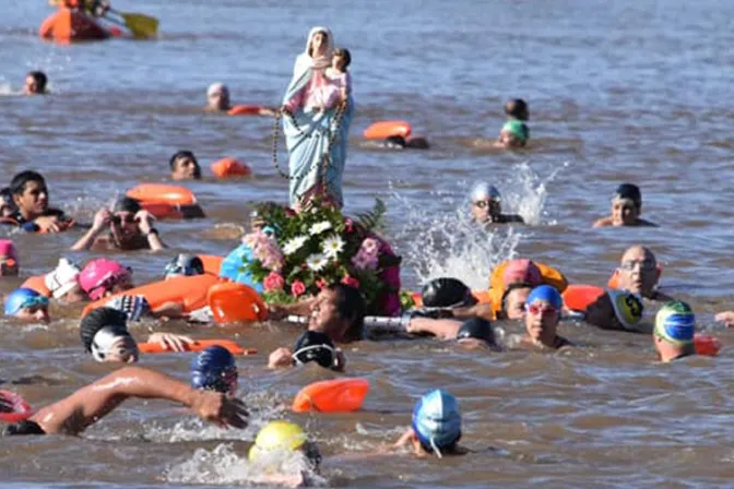 Estos fieles realizaron una procesión a nado en honor a San Nicolás [FOTOS]