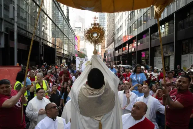 FOTOS: Miles participan en procesión eucarística en Times Square