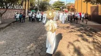 El vicario de la arquidiócesis lleva el Santísimo en procesión por las calles de Santa Cruz. Crédito: Arquidiócesis de Santa Cruz