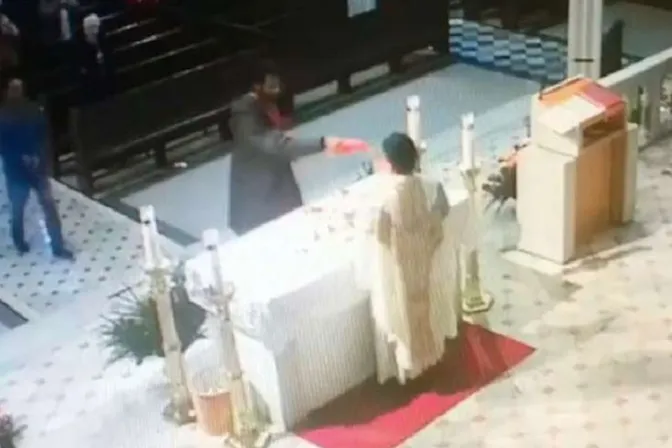 Durante Misa profanan altar de iglesia dedicada a San Antonio