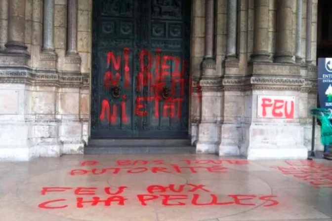 Profanan Basílica del Sagrado Corazón en París