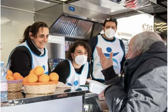 La “cocina móvil” llega a Roma para alimentar a personas sin hogar