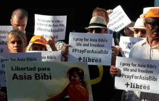 Manifestaciu00f3n por la libertad de Asia Bibi el 22 de julio, frente a embajada de Pakistu00e1n en Madrid (Espau00f1a). Foto: HazteOu00edr.org (CC-BY-SA-2.0) 