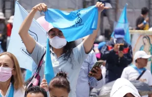 Joven levanta un pañuelo celeste con mensaje provida en marcha del 3 de octubre de 2021 en Ciudad de México. Crédito: David Ramos / ACI Prensa. 