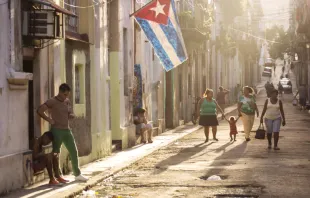 Ciudadanos cubanos en las calles de La Habana. Crédito: Shutterstock 