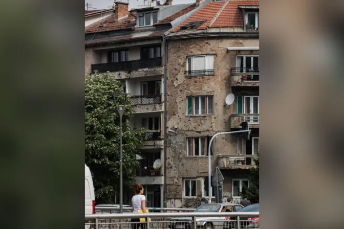 Papa Francisco recorre zona de Sarajevo donde tragedia de Romeo y Julieta se hizo realidad