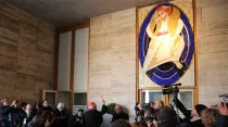 El Cardenal Agostino Vallini bendice la Puerta de la Caridad. Foto: Daniel Ibánez / ACI Prensa