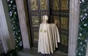 El Papa Francisco abre la Puerta Santa de la Basílica de San Pedro. Captura Youtube 