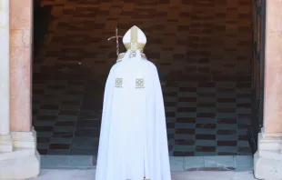 Papa Francisco abre la Puerta Santa de Celestino V. Crédito: Daniel Ibáñez/ACI Prensa 