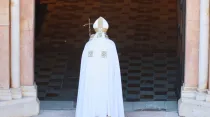 Papa Francisco abre la Puerta Santa de Celestino V. Crédito: Daniel Ibáñez/ACI Prensa