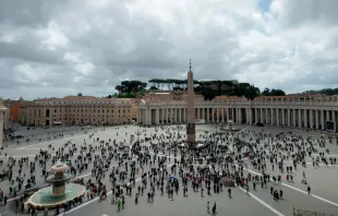 Plaza de San Pedro durante el Regina Coeli. Foto: Vatican Media 