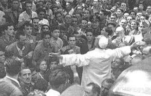 El Papa Pío XII en las calles de Roma con los fieles. Foto: Wikipedia / dominio público 