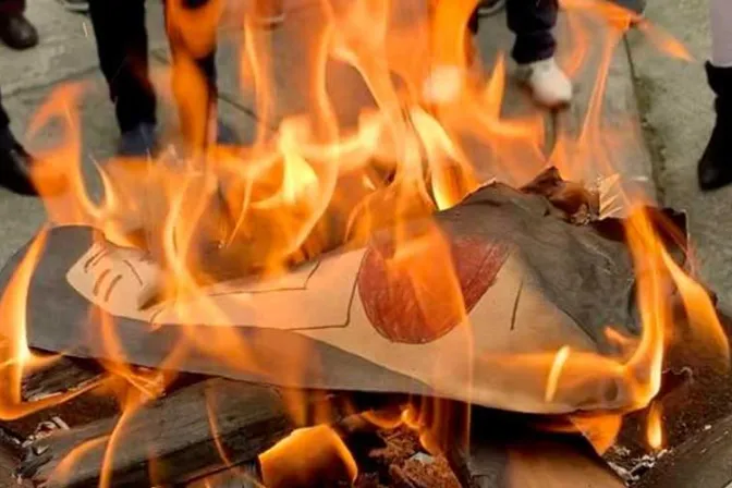 Sacerdote quema réplicas de polémica imagen de la “Pachamama” en México [VIDEO]