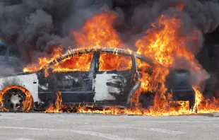 Imagen referencial de vehículo incendiado. Crédito: Shutterstock 