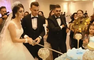 Rita y Rami durante la celebraciu00f3n de su matrimonio en Karamlesh (Irak). Cru00e9dito: Captura pantalla Vu00eddeo ACN 