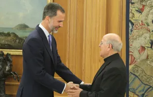 Rey Felipe VI saluda al Cardenal Ricardo Blu00e1zquez, presidente de la Conferencia Episcopal Espau00f1ola. Foto: CEE 