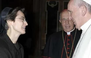 Raffaella Petrini saluda al Papa Francisco. Crédito: Vatican Media 