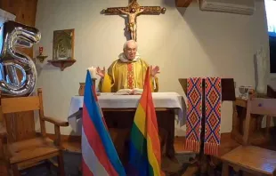 Mons. Raúl Vera López celebra Misa por colectivos gays el 13 de junio. Crédito: Facebook / Diócesis de Saltillo. 