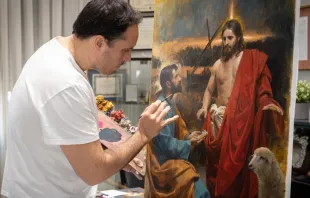 El artista Raúl Berzosa frente a la imagen del sello para el Vaticano. Crédito: Raúl Berzosa 