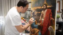 El artista Raúl Berzosa frente a la imagen del sello para el Vaticano. Crédito: Raúl Berzosa
