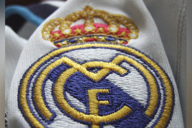 Miles piden al Real Madrid que no quite la cruz de su escudo