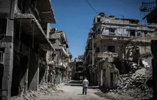 Refugiado recorre calles destruidas en el centro de Homs, en Siria. Foto: Xinhua/Pan Chaoyue (CC BY-NC-ND 2.0). 