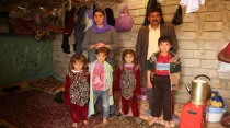 Una familia de cristianos en Erbil (Irak). Foto Daniel Ibáñez / ACI Prensa
